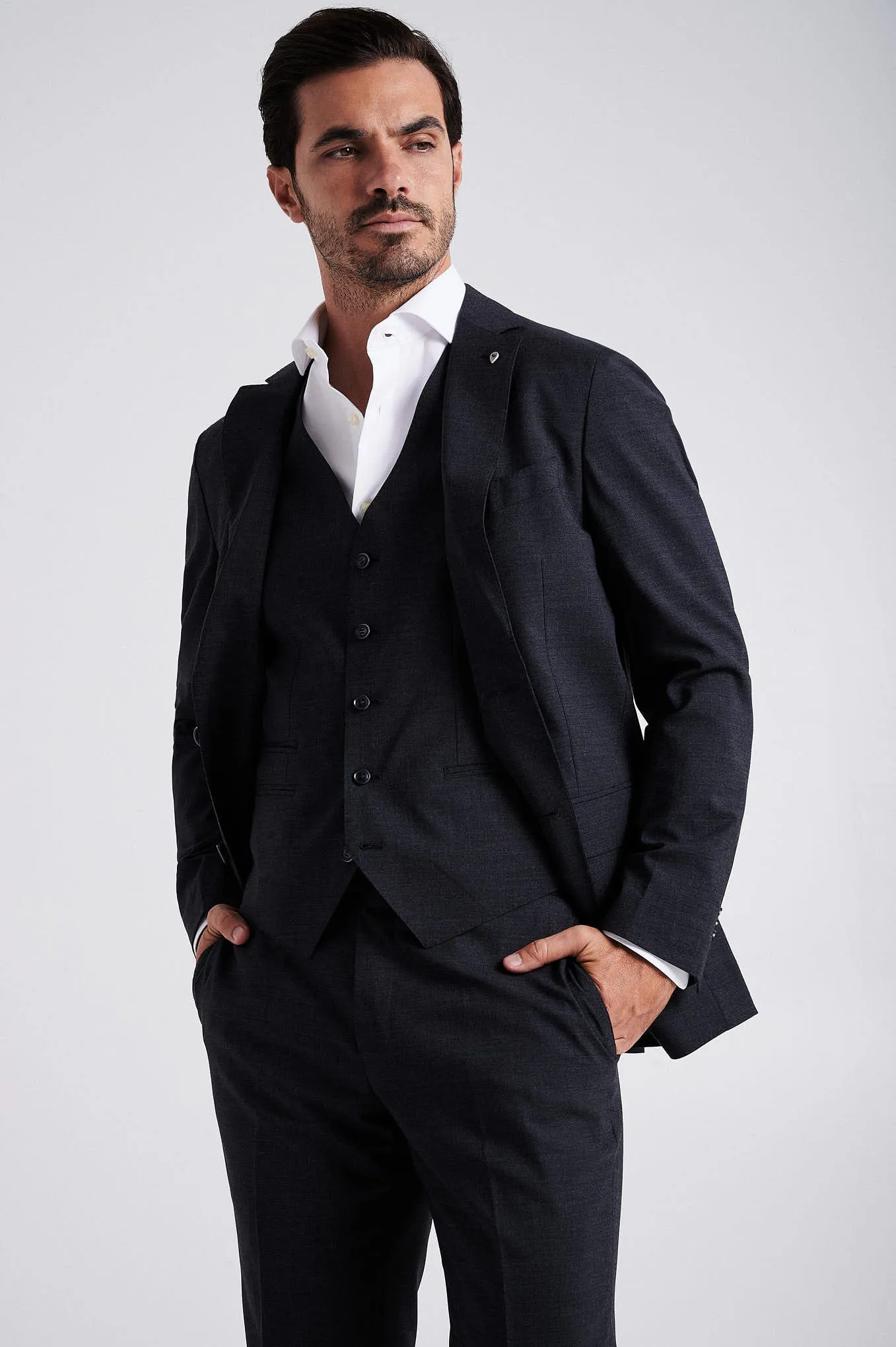 Slim fit wool stretch high performance suit with vest