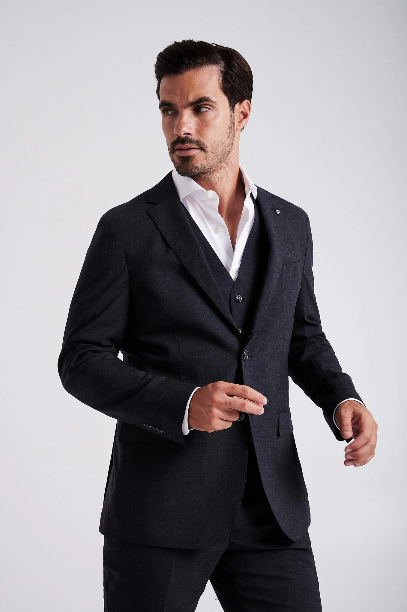 Slim fit wool stretch high performance suit with vest