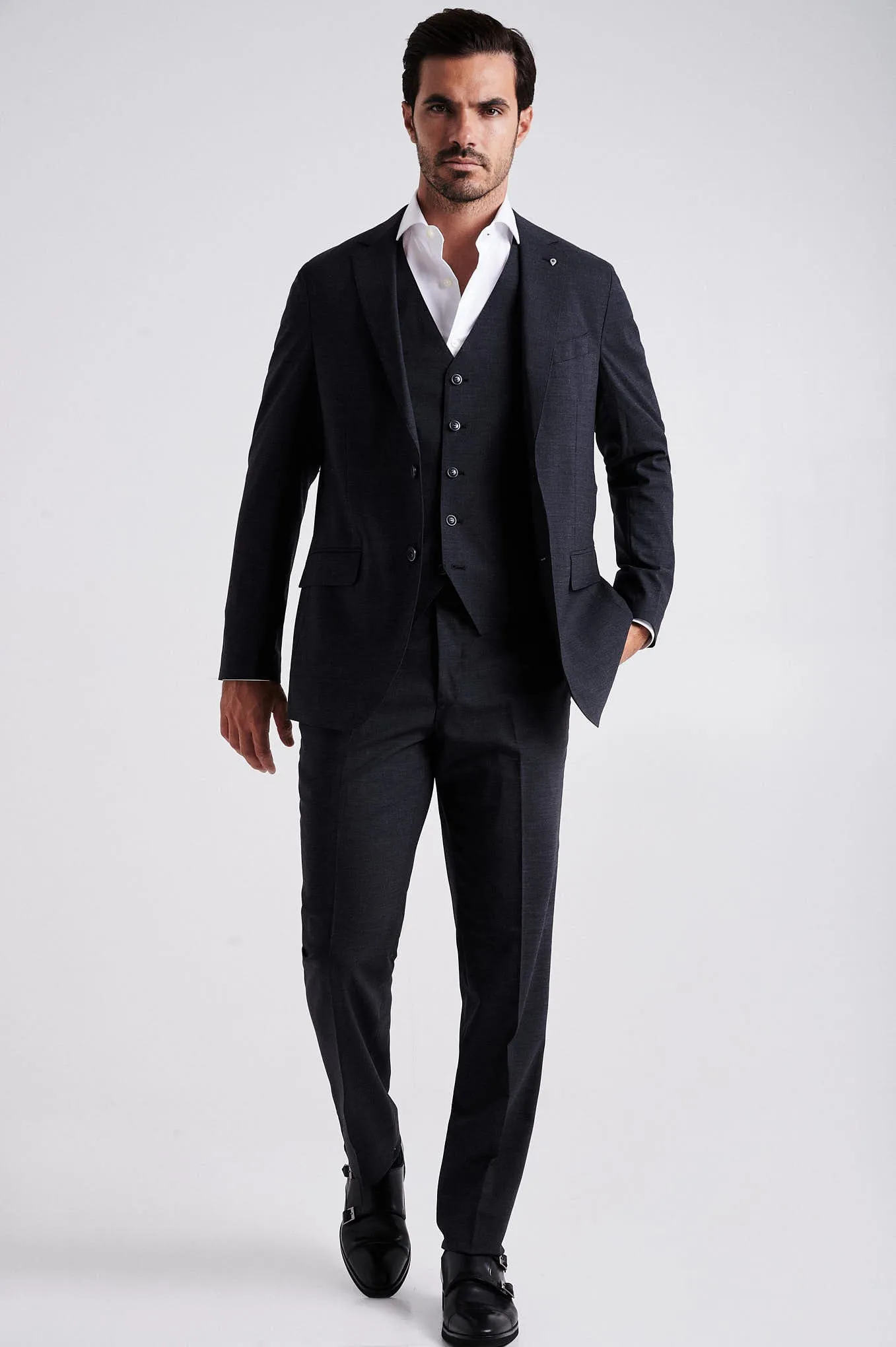 Slim fit wool stretch high performance suit with vest