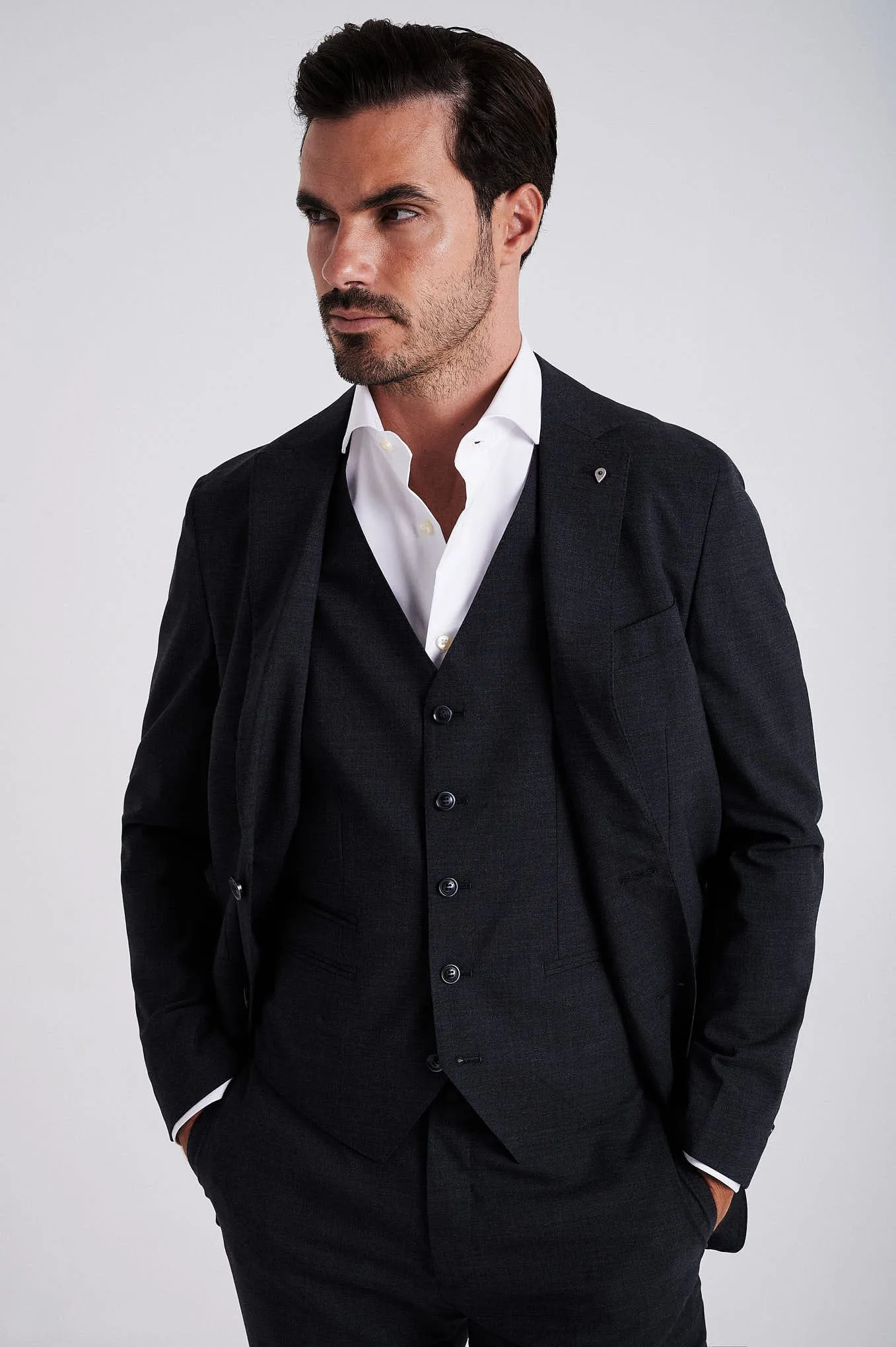 Slim fit wool stretch high performance suit with vest